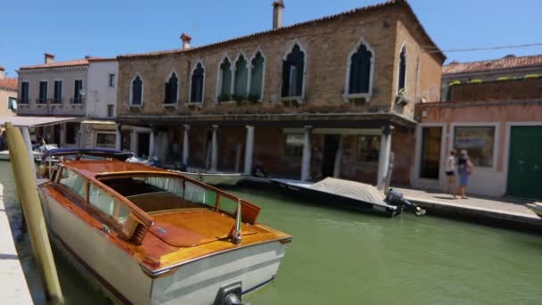 Motorboot vor Anker in den engen Kanälen von Venedig. Boot in den Kanälen von Venedig — Stockvideo