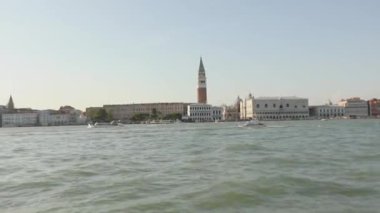 Venedik kanallarındaki bir tekneden görüntüler. Arka planda Campanile di San Marco ve Palazzo Ducale. Venedik kanallarında tekneler