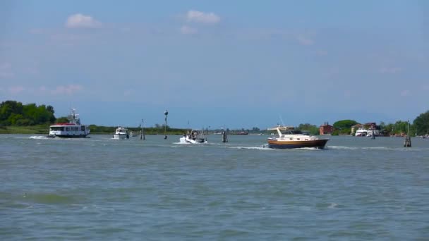 Viele Boote in Venedig. Wasserverkehr in Venedig — Stockvideo