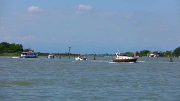 Veel boten in Venetië. Water verkeer in Venetië — Stockvideo