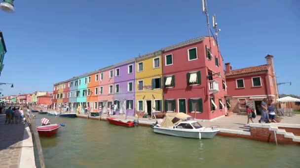 Isla de Burano, la gente camina por las calles del canal de la isla de Burano. Venecia, Italia. — Vídeo de stock