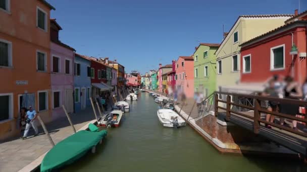 Venecia, Isla Bruno. Casas coloridas a lo largo de los canales de la isla Bruno — Vídeo de stock