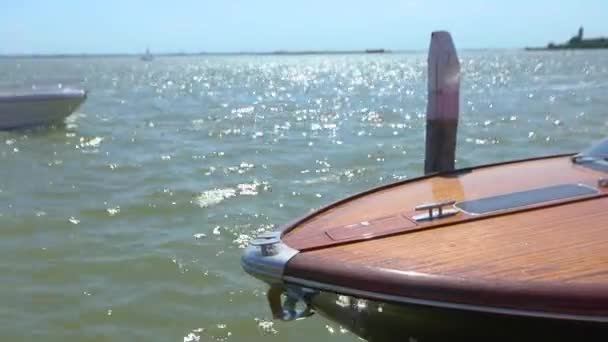 Vacker dyr båt nära piren. Dyr motorbåt med träinredning. Venedig, Italien — Stockvideo