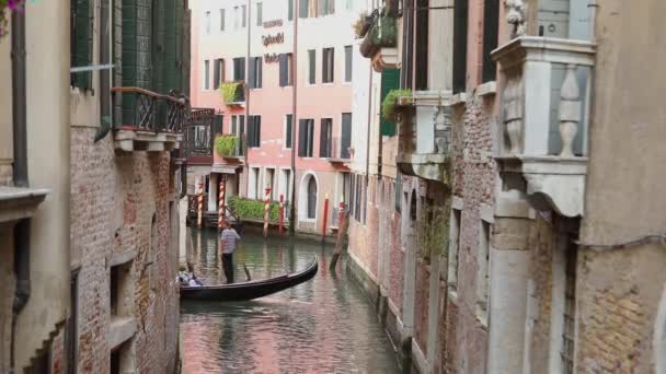 Gôndola com turistas em um belo canal estreito em Veneza. Belo canal de Veneza. Gondolier conduz turistas Veneza, Itália. Lugar romântico Veneza — Vídeo de Stock