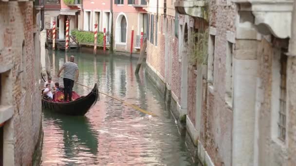 Gondole avec des touristes dans un beau canal étroit à Venise. Belle veine du canal. Gondolier conduit les touristes Venise, Italie. Lieu romantique Venise — Video