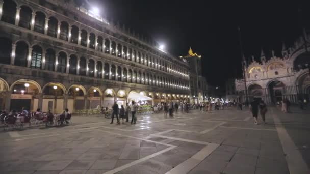 Noční rámec náměstí San Marco, Itálie, Benátky. Panorama San Marco Square. Turisté procházky kolem San Marco v noci — Stock video