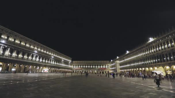 Natten ram av San Marco torget, Italien, Venedig. San Marco fyrkantiga panorama. Turister gå runt San Marco på natten — Stockvideo