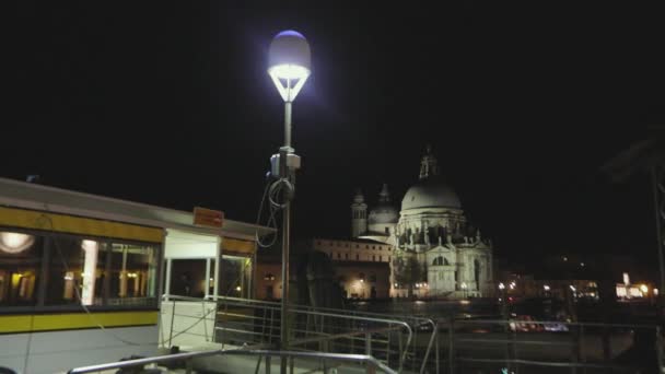 Santa Maria Della Salute por la noche. Catedral de Santa Maria Della Salute por la noche, Venecia, Italia, Arquitectura en Venecia — Vídeos de Stock