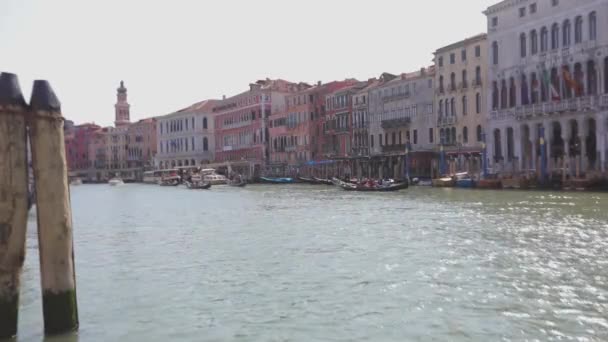 Grand Canal Venetië algemeen plan. Het hoofdkanaal van Venetië. Veel boten in het Grand Canal — Stockvideo