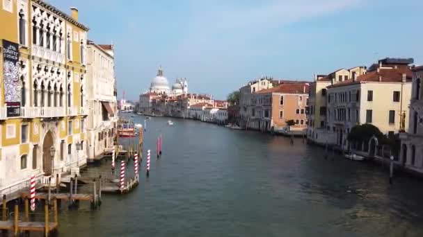 Grand canal venise plan général. Le canal principal de Venise. Nombreux bateaux dans le Grand Canal — Video