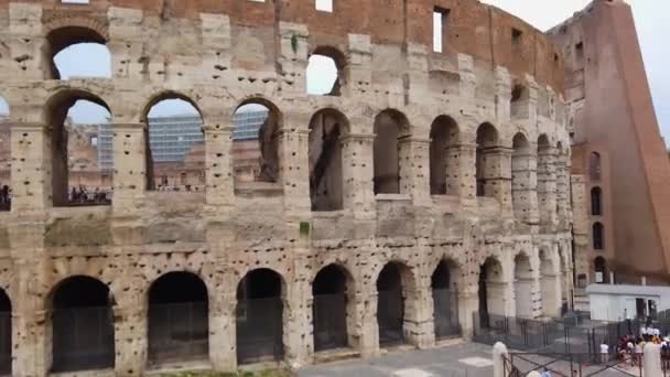 Fachada del Coliseo en Roma, el Coliseo Romano en verano con buen tiempo. Coliseo en Roma, Italia — Vídeos de Stock