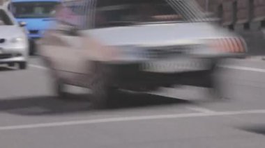 Arabaların zaman aşımına uğradığı yol. Şehirdeki arabalar. Ağır şehir trafiği zaman aşımı