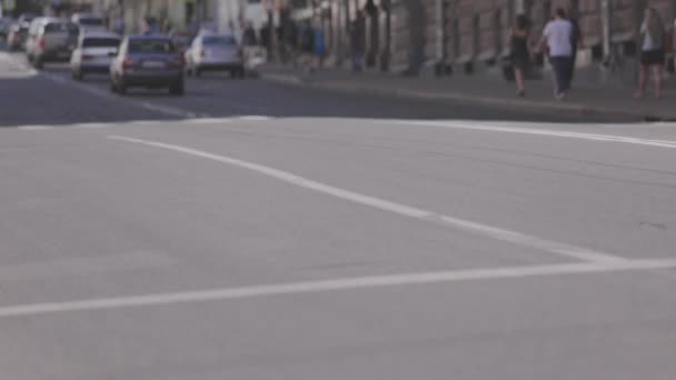 De weg met auto 's onderweg. Auto 's in de stad. Zwaar stadsverkeer — Stockvideo