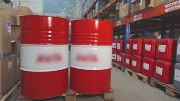 Rode vaten op voorraad. vaten met giftige stoffen. Rode olievaten — Stockvideo