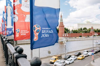 Moskova, Rissua - Haziran 2018 mavi ve kırmızı dalgalanan bayrakları resmi logo ve 2018 Dünya Kupası FIFA Kremlin karşı köprüde sembolü ile