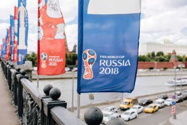 Moskova, Rissua - Haziran 2018 mavi ve kırmızı dalgalanan bayrakları resmi logo ve 2018 Dünya Kupası FIFA Kremlin karşı köprüde sembolü ile