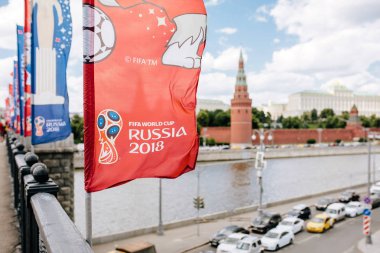 Moskova, Rissua - Haziran 2018 mavi ve kırmızı dalgalanan bayrakları resmi logo ve 2018 Dünya Kupası FIFA Kremlin karşı köprüde sembolü ile