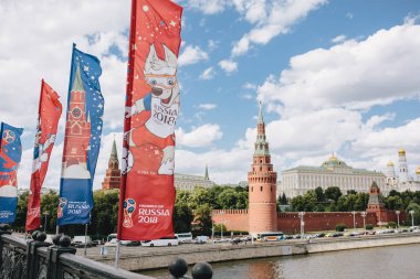 Moskova, Rissua - Haziran 2018 mavi ve kırmızı dalgalanan bayrakları resmi logo ve 2018 Dünya Kupası FIFA Kremlin ve nehir hükümet konağı karşı köprüde sembolü ile