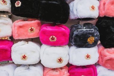 Rus kış şapka Rusya ordusu amblemleri, semt pazarı ikonik popüler Hediyelik eşya ile farklı renkteki satırlarının. Yatay