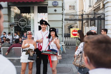 Moskova, Rusya - Haziran 2018 Polonya futbol fan Rus kız Moskova Merkezi Dünya Kupası sırasında şapka giymiş ile fotoğrafı