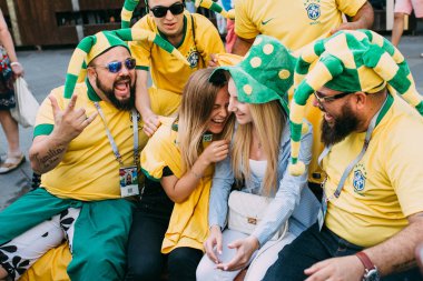 Moskova, Rusya - Haziran 2018 A grup Brezilyalı futbol taraftarları Dünya Kupası sırasında sokakta Rus kızları ile gülüyor