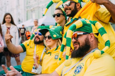 Moskova, Rusya - Haziran 2018 A grup Brezilyalı futbol taraftarları Dünya Kupası sırasında sokakta Rus kızlarla fotoğrafı