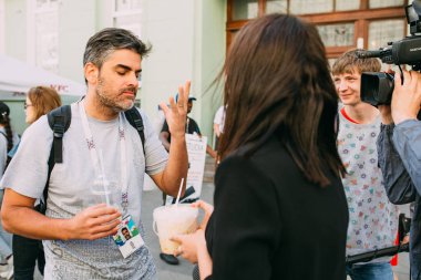 Moskova, Rusya - Haziran 2018 A adam Dünya Kupası sırasında lahana turşusu geleneksel Rus yemekleri çalışıyor