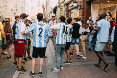 Moskova, Rusya - Arjantin hayranları için Dünya Kupası sırasında Moskova sokaklarında Ulusal üniformalı Haziran 2018 A Grup