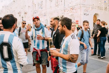 Moskova, Rusya - Arjantin hayranları için Dünya Kupası sırasında Moskova sokaklarında Ulusal üniformalı Haziran 2018 A Grup