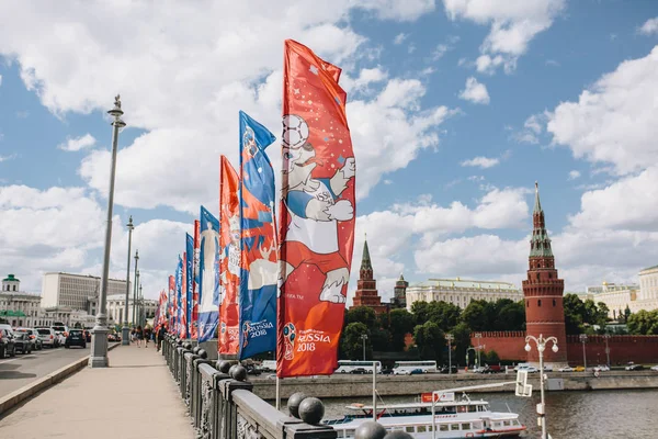 Moskova, Rissua - Haziran 2018 mavi ve kırmızı dalgalanan bayrakları resmi logo ve 2018 Dünya Kupası FIFA Kremlin karşı köprüde sembolü ile