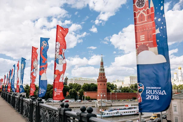 Moskova, Rissua - Haziran 2018 mavi ve kırmızı dalgalanan bayrakları resmi logo ve 2018 Dünya Kupası FIFA Kremlin karşı köprüde sembolü ile