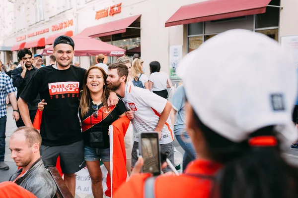 Moskova, Rusya - Haziran 2018: Lehçe hayran Moskova sokaklarında Peru'dan hayranları ile Dünya Kupası sırasında fotoğraflandı