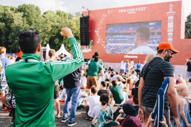 Moskova, Rusya - Haziran 2018:Mexican fan saatler maç Meksika - Güney Kore Dünya Kupası sırasında üniforma
