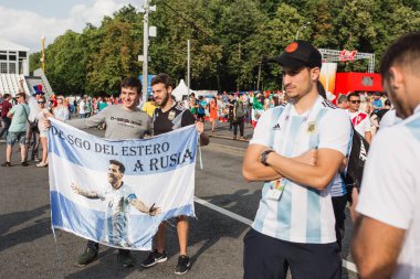 Moskova, Rusya - Haziran 2018 futbol hayranları ile fotoğraflandı Arjantin bayrağı hangi tasvir Lionel Messi