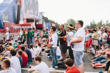 Moskova, Rusya - Haziran 2018 futbol hayranları oyunu Meksika - Güney Kore fan feste üzerinde izlerken