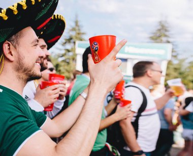 Moskova, Rusya - bir fötr şapka Haziran 2018 neşeli Mexican fanlar maç izlemek