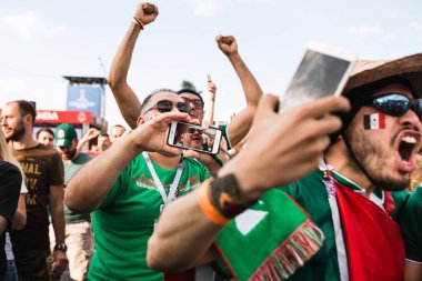 Moskova, Rusya - fötr şapka ve üniforma Haziran 2018 Mexican fanlar kendi takımı, Dünya Kupası FIFA zaferi ile mutlu