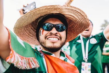 Moskova, Rusya - Haziran 2018 A mutlu Meksika meraklısı bir bayrak ve Dünya Kupası sırasında sombrero