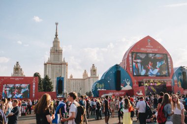 Moskova, Rusya - Haziran 2018 Msu bakan görünümü Moskova serçe tepelerde fan Festivali