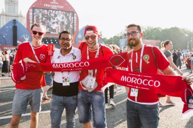 Moskova, Rusya - İsviçre fanlar hayranları Fas ve onların bayrak ile fotoğraflandı Haziran 2018