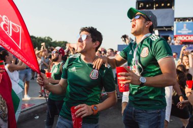 Moskova, Rusya - Haziran 2018: Meksika hayranları fan Festivali'nde gol sevinirler