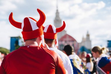 Moskova, Rusya - Haziran 2018 Danimarka taraftarları Dünya Kupası sırasında fan bölge ulusal bayrak renklerde boyanmış Viking şapka giymiş