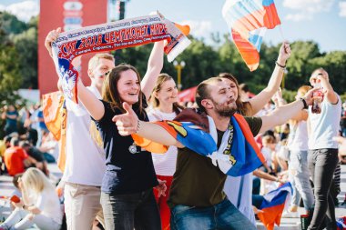 Moskova, Rusya - Rus hayranları Haziran 2018 A grup fan bölgedeki ülke bayrakları ile mutlu Dünya Kupası sırasında