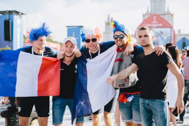 Moskova, Rusya - ülke bayrakları ve peruk ile Fransız hayranları Haziran 2018 A grup fotoğraflandı ve fan bölgede Dünya Kupası sırasında kazanmak mutluyuz