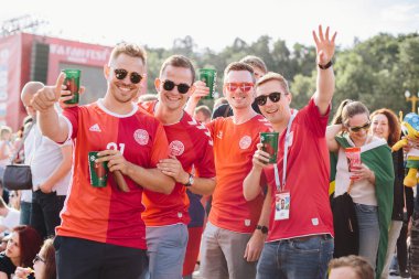 Moscow, Rusya Federasyonu - Haziran 2018 Danimarka hayranları gülümseme ve Dünya Kupası sırasında fan bölgedeki kamera bakmak