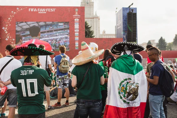 モスクワ ロシアの国旗とソンブレロ見て一致メキシコ メキシコのファンを 2018 — ストック写真