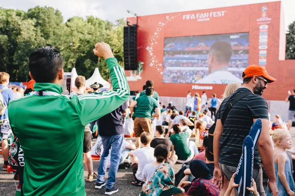 Moskova, Rusya - Haziran 2018:Mexican fan saatler maç Meksika - Güney Kore Dünya Kupası sırasında üniforma
