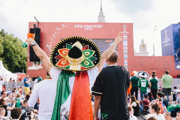 モスクワ ロシア連邦 2018 月メキシコ ファン ユニフォームとソンブレロ メキシコ ファン催しの韓国の試合を見て — ストック写真