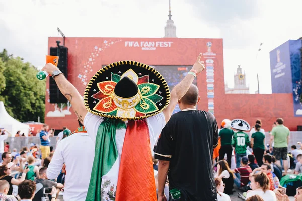Moskova, Rusya - Haziran 2018 üniforma ve maçı Meksika - Güney Kore fan fest üzerinde izlerken sombrero Meksika fan