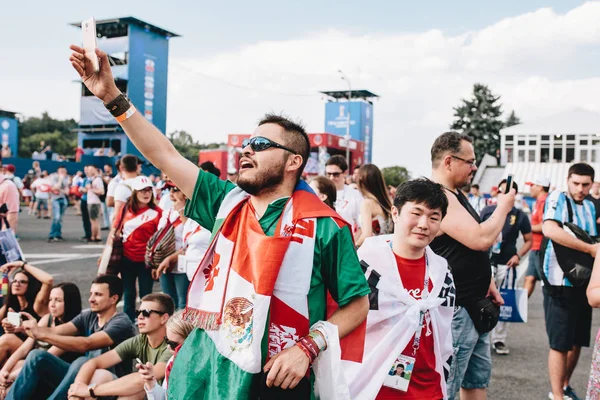 モスクワ ロシア連邦 2018 月制服を着てメキシコのファンは ワールド カップ期間中 国歌を歌う — ストック写真